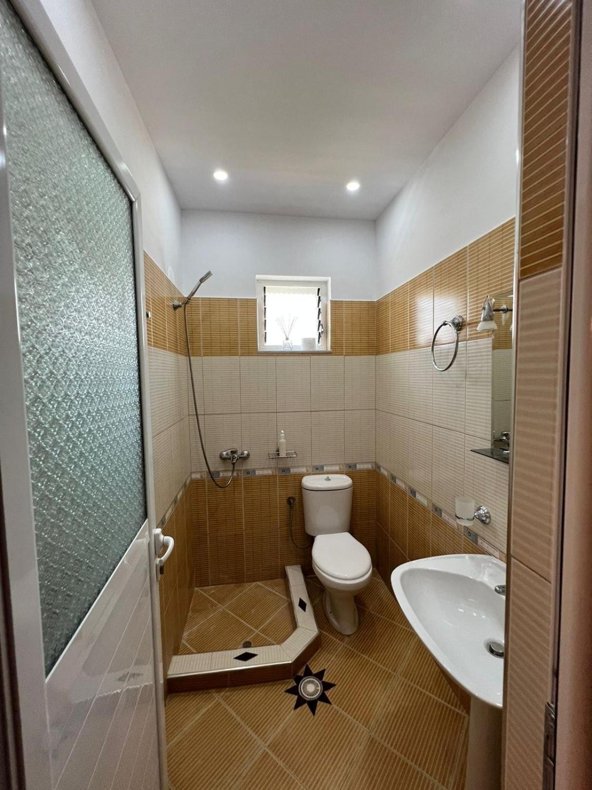 Apartments Sadiku With Sea View Sarandë Esterno foto